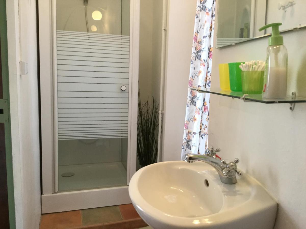 Les Hirondelles Bed & Breakfast Argeliers Bagian luar foto